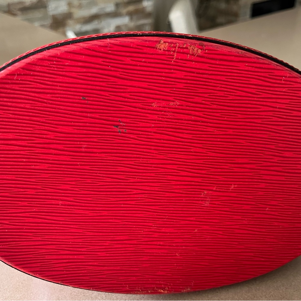 Red cluny epi shoulder bag - Picture 6 of 8